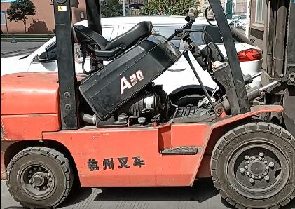 給叉車的液壓閥交叉孔去毛刺，用磨粒流的越來越多！