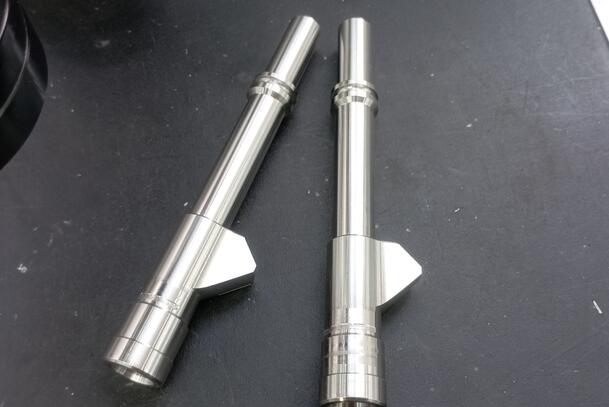 對豬好點，磨粒流用于注射器架交叉孔去毛刺！