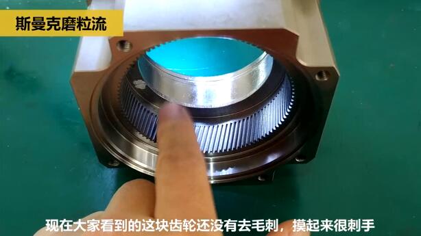 機(jī)械手臂減速齒輪去除毛刺，而且是內(nèi)側(cè)的
